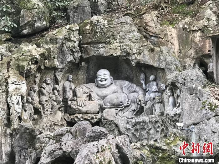 圖為杭州飛來(lái)峰景區(qū)內(nèi)的布袋彌勒，這是備受游客喜愛的打卡勝地?！?yán)格 攝